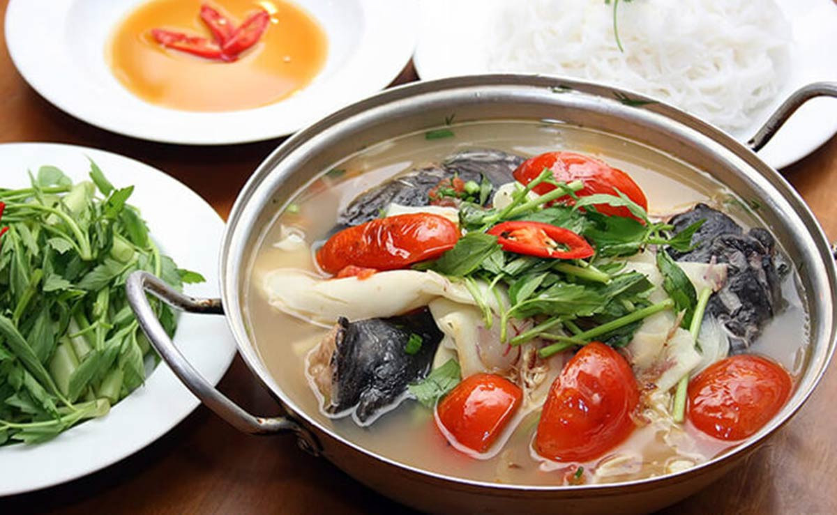 Nồi lẩu cá tầm nghi ngút khói với nước dùng chua cay, cách nấu cá tầm ngon độc đáo