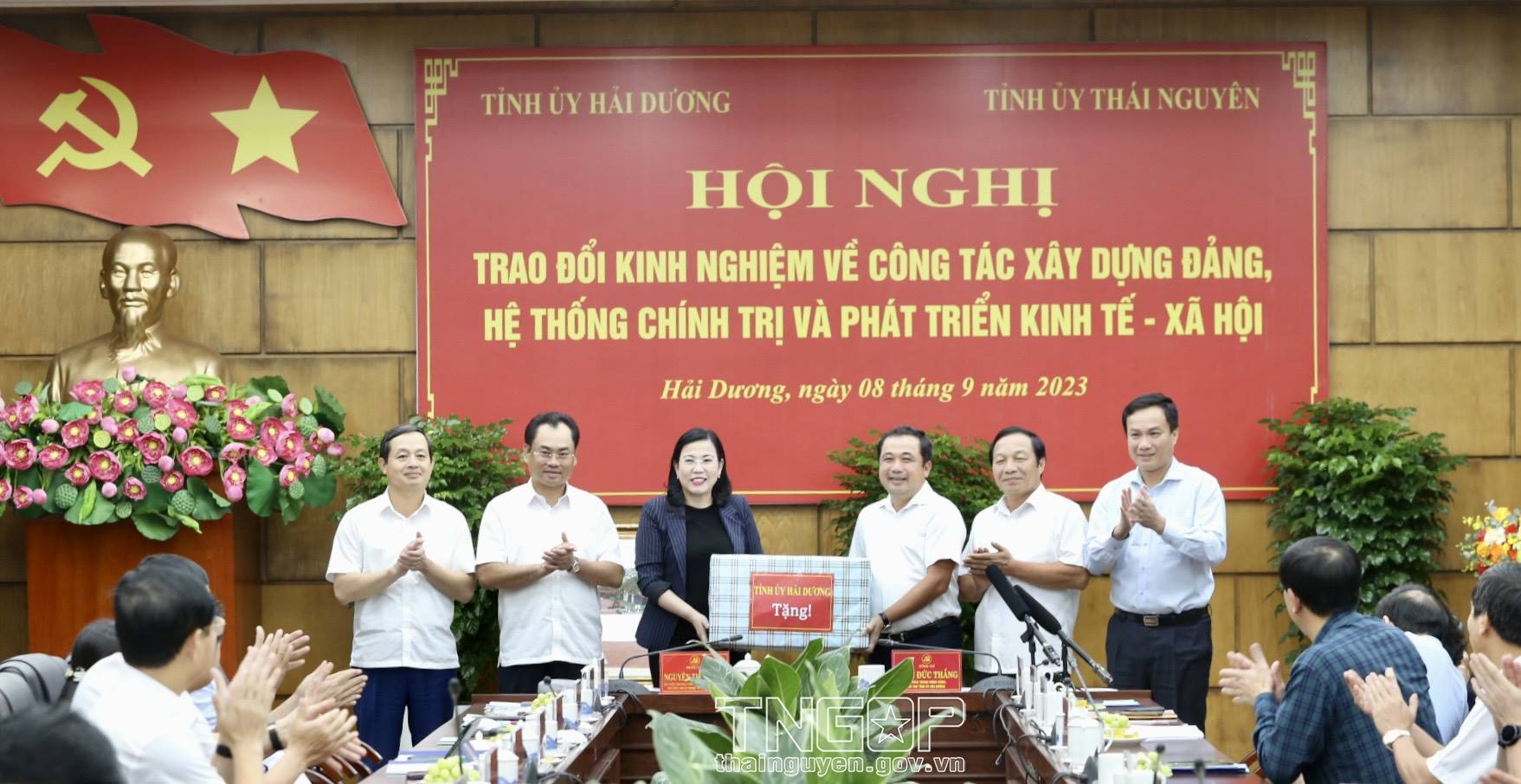 Trao quà lưu niệm giữa các đồng chí Thường trực Tỉnh ủy Thái Nguyên và Hải Dương Trao quà lưu niệm giữa các đồng chí Thường trực Tỉnh ủy Thái Nguyên và Hải Dương
