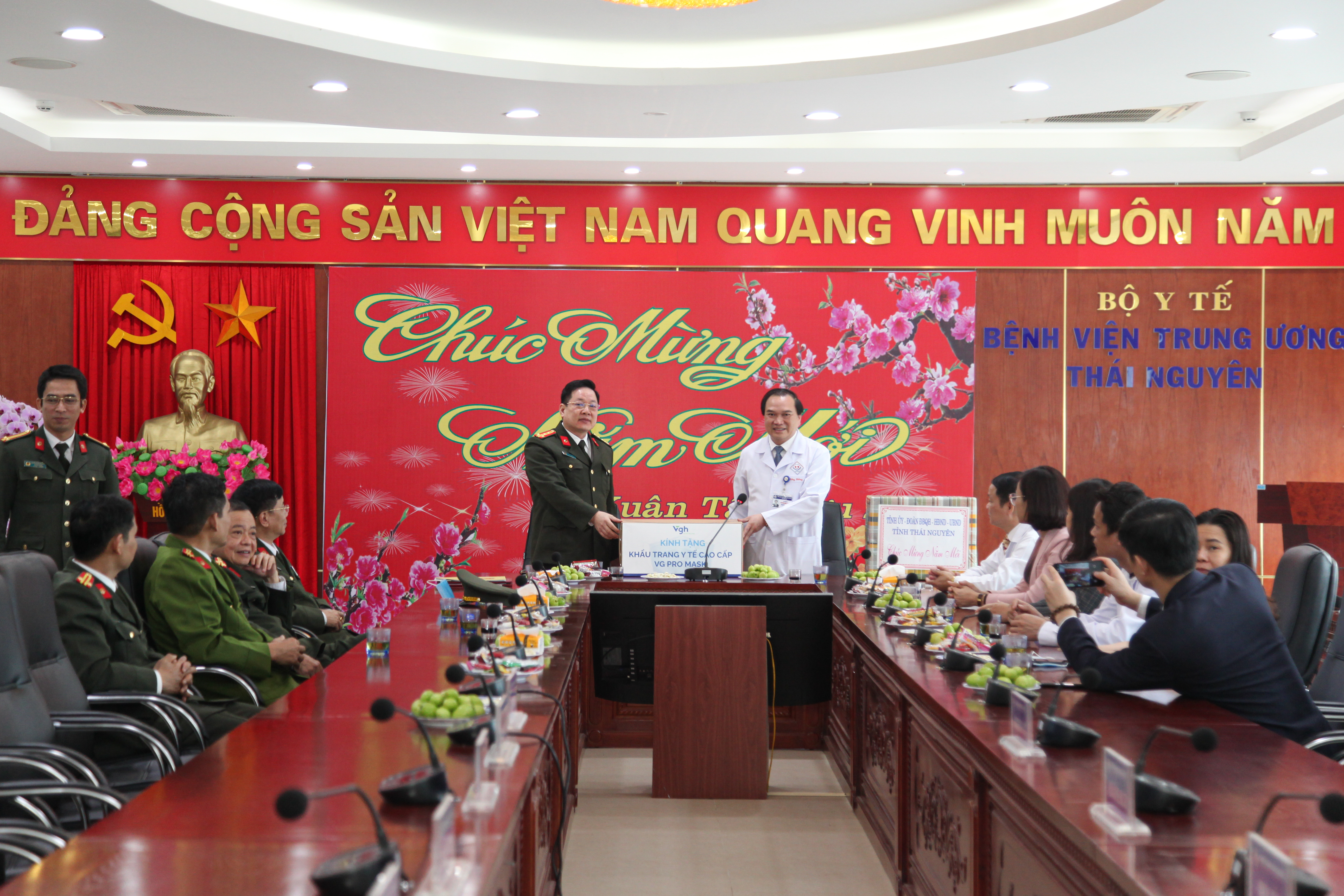 Phó Giáo sư, Tiến sĩ Nguyễn Công Hoàng – Bí thư Đảng ủy, Giám đốc Bệnh viện Trung ương Thái Nguyên trao tặng khẩu trang y tế cho cán bộ, chiến sĩ Công an tỉnh Thái Nguyên.