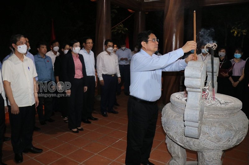 Thủ tướng Phạm Minh Chính và Đoàn công tác dâng hương tưởng niệm Chủ tịch Hồ Chí Minh tại Khu di tích Quốc gia đặc biệt An toàn khu (ATK) Định Hóa