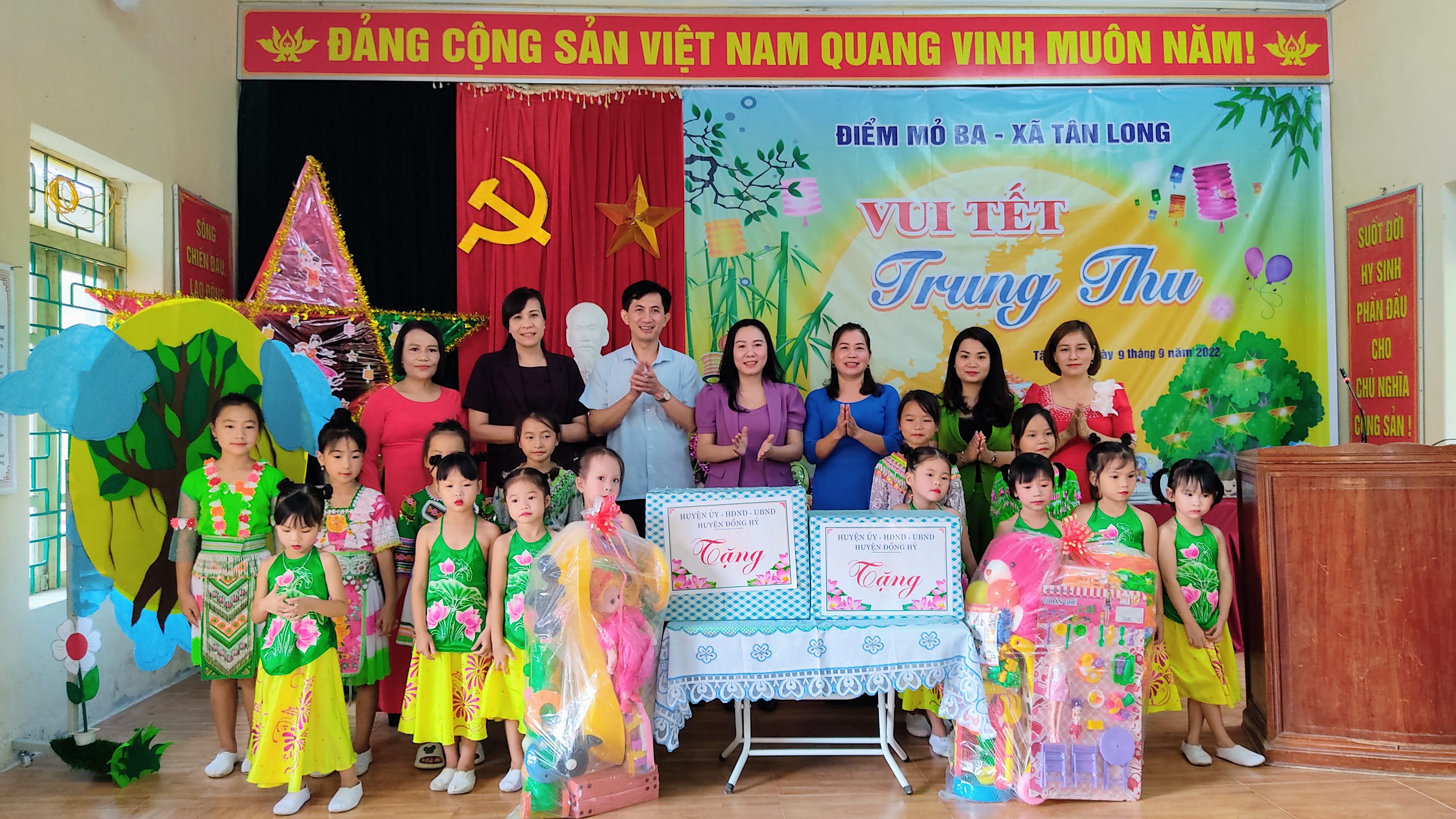 Tết thiếu nhi: Tết thiếu nhi là ngày lễ đặc biệt dành cho trẻ em. Hình ảnh liên quan sẽ đưa bạn quay về tuổi thơ, tìm lại niềm vui và sự tinh nghịch của một thời để mang đến cho bạn kỷ niệm đáng nhớ.