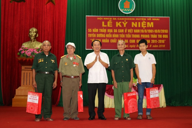 Đồng chí Nguyễn Thái Nam - Trưởng Ban Dân tộc tỉnh tặng quà cho các nạn nhân bị nhiễm chất độc da cam/dioxin người dân tộc thiểu số huyện Võ Nhai