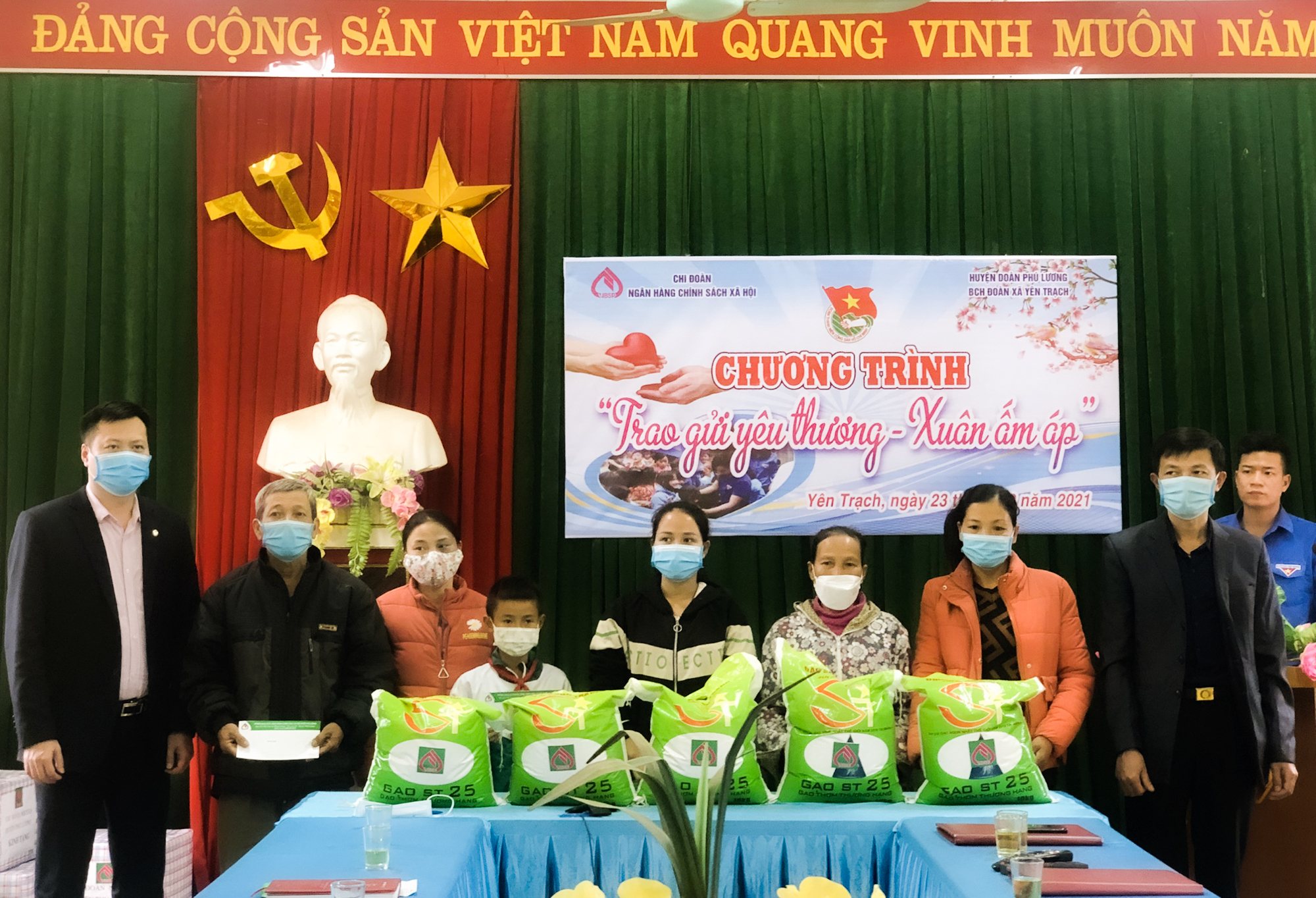 Những món quà tặng gia đình khó khăn thể hiện tình yêu thương và sự quan tâm của bạn dành cho họ. Với những món quà tặng hữu ích, tiện lợi và đầy ý nghĩa, gia đình của bạn sẽ cảm thấy quý giá và tiếp thêm sức mạnh để vượt qua khó khăn trong cuộc sống. Hãy để bức ảnh mang lại niềm tin và hy vọng cho gia đình bạn.