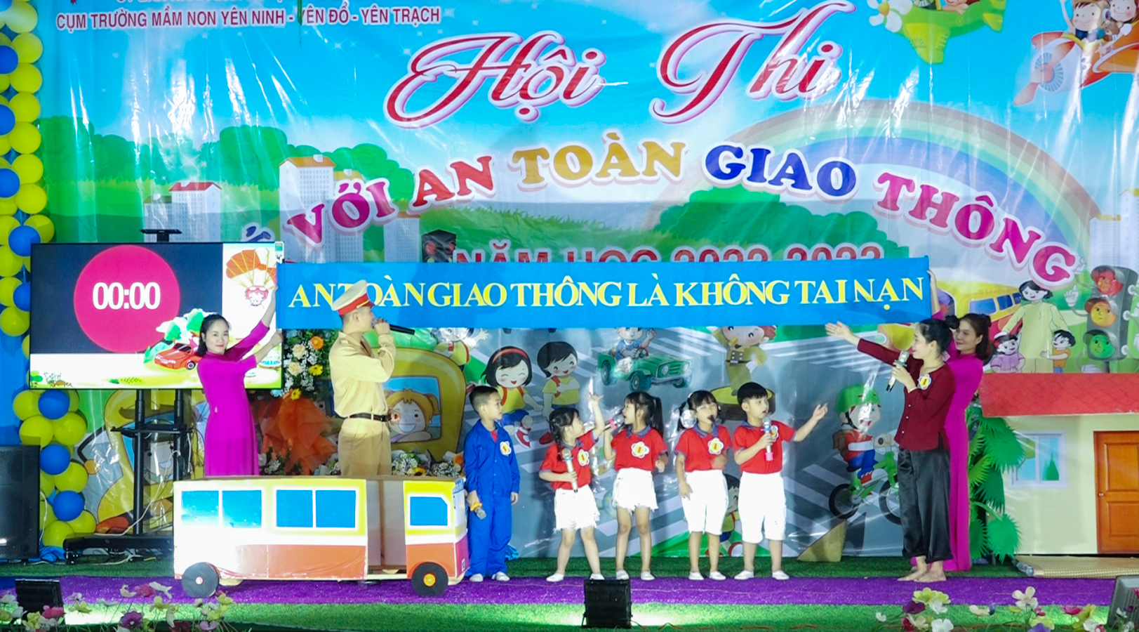 An toàn giao thông luôn là vấn đề được quan tâm hàng đầu tại Việt Nam. Hãy cùng xem hình ảnh về các hoạt động, chiến dịch nhằm nâng cao ý thức, kỹ năng an toàn cho từng cá nhân và cộng đồng, giúp giảm thiểu tối đa các tai nạn giao thông nhé!